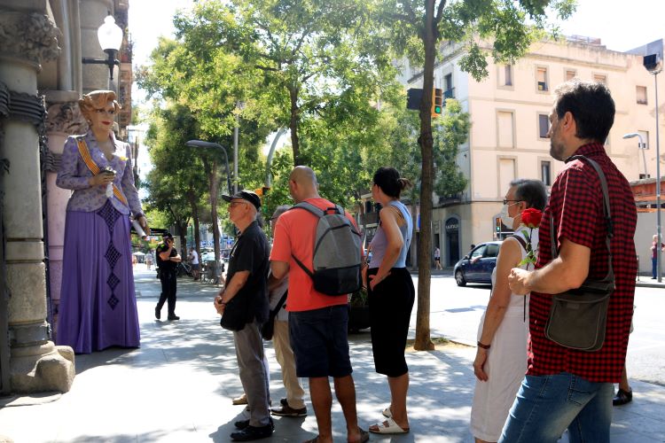 People waiting to pay their respects to Núria Feliu (by Laura Fíguls)